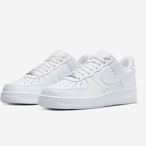 Nike Air Force 1 '07 NWT
Nike Men's Classic White Sneakers